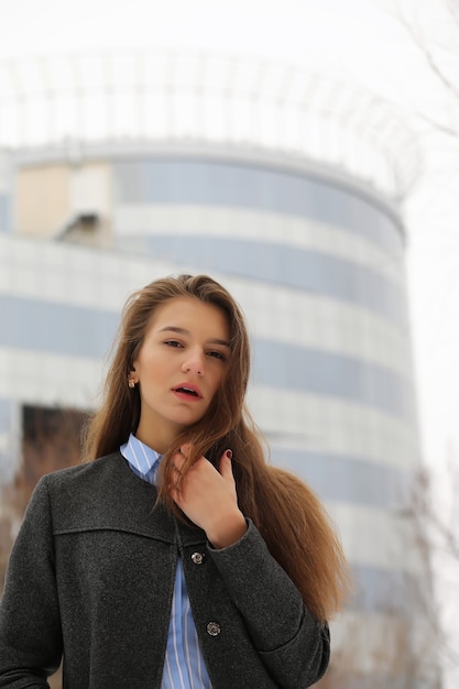 Photo young adult girl in coat on the street in the city