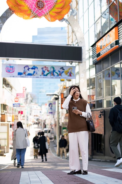 Photo young adult on tokyo streets