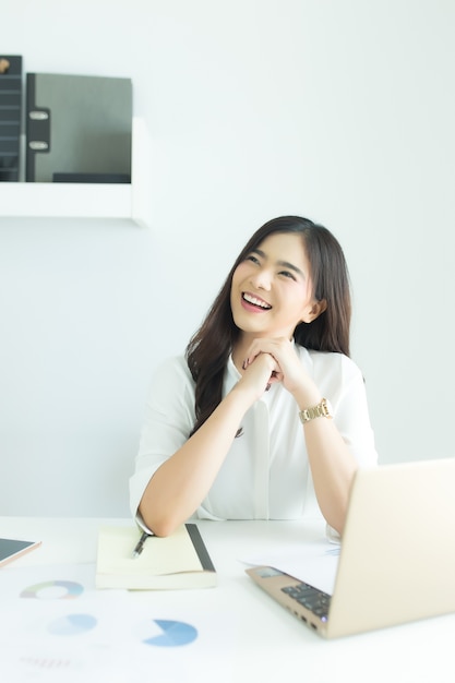 Young asian business woman smiling 