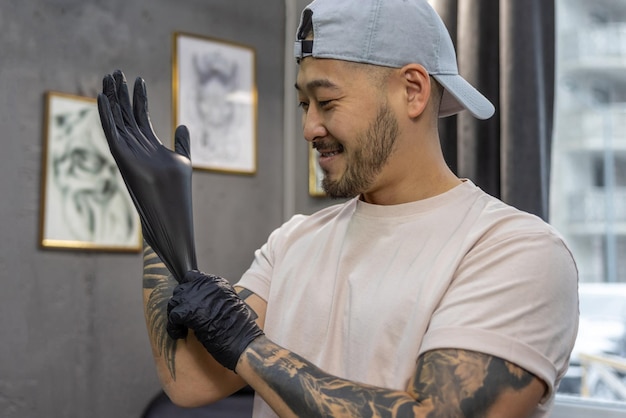 Photo young asian man putting on gloves