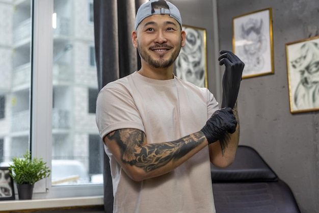 Photo young asian man putting on gloves