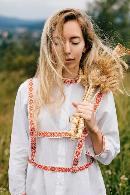 Photo young attractive blonde woman white dress