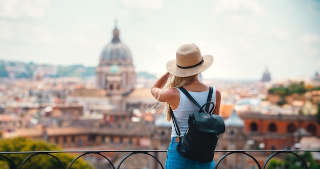 Photo young attractive smiling girl tourist exploring new city at summer