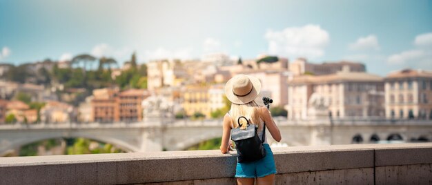 Photo young attractive smiling girl tourist exploring new city at summer