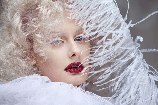 Photo young attractive woman with platinum blonde and purple lipstick