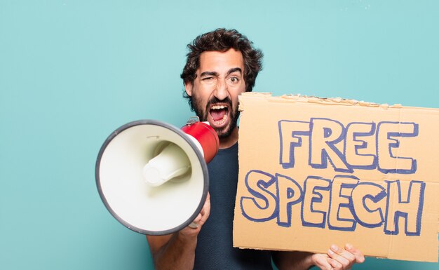 Photo young bearded man free speech concept