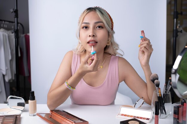 Photo young beautiful asian woman and professional beauty make up artist vlogger or blogger recording makeup tutorial to share on website or social media business online influencer on social media concept