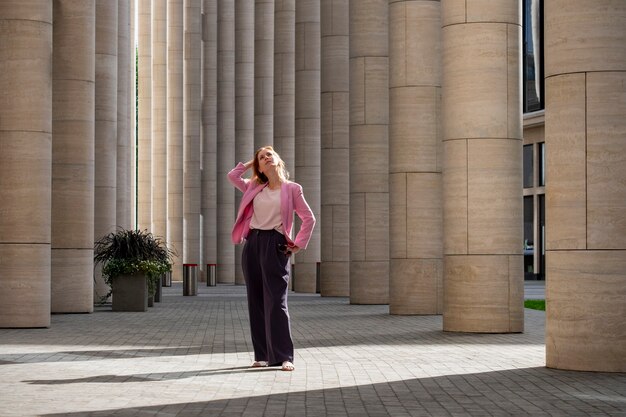 Photo young beautiful blonde millennial with long hair s stands and looks up