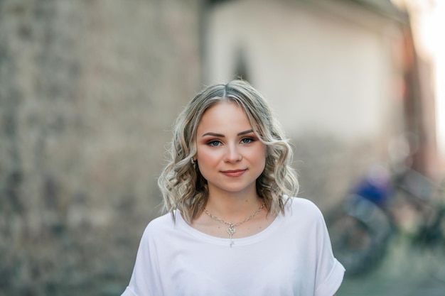 Photo young beautiful blueeyed blonde in the center of a european city portrait of a stylish model in casual clothes happy youth