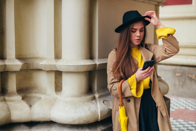 Photo young beautiful woman using a smartphone outside