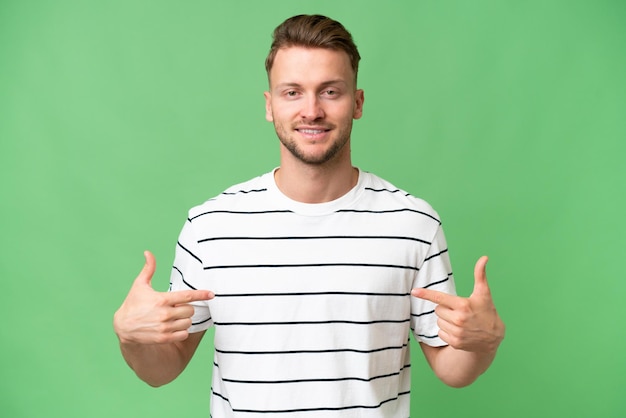 Photo young blonde caucasian man over isolated background proud and selfsatisfied