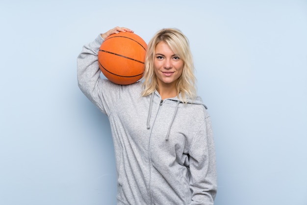 Photo young blonde woman with ball of basketball