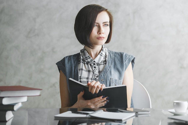 Photo young business woman doing paperwork