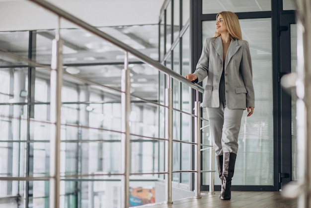 Photo young business woman in an office center