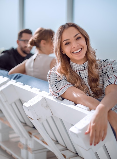 Photo young business woman sitting in office lobby at coffee break