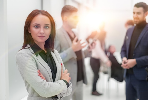 Photo young business woman standing in modern office. photo with copy space