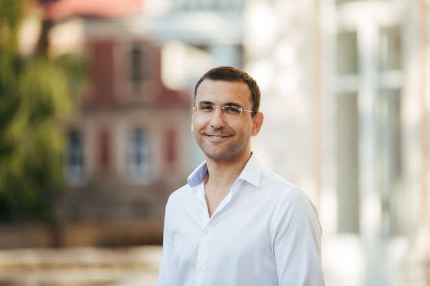 Young businessman in the city wearing a shirt