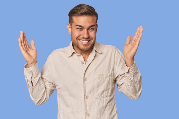 Photo young caucasian man in studio