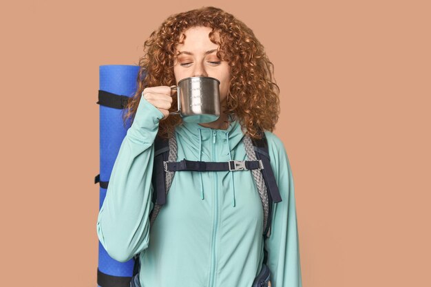 Photo young caucasian redhead with coffee on hiking break