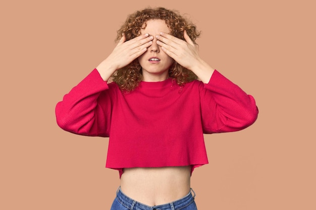 Photo young caucasian redhead woman afraid covering eyes with hands