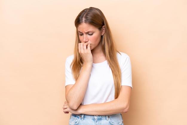 Young caucasian woman isolated on beige background having doubts