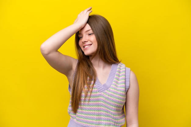 Young caucasian woman isolated on yellow background has realized something and intending the solution