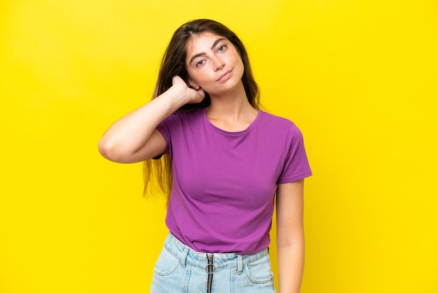 Young caucasian woman isolated on yellow background having doubts