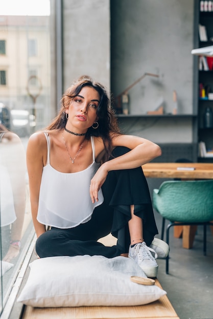 Young caucasian woman posing indoor