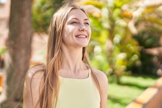 Young caucasian woman smiling confident looking to the side at park