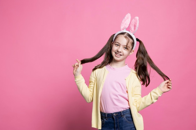 Photo young child acting joyful and happy about easter celebration