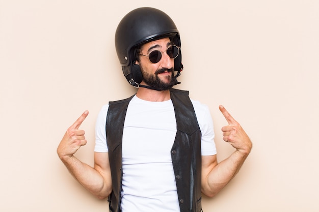 Photo young cool bearded man with a helmet looking successful