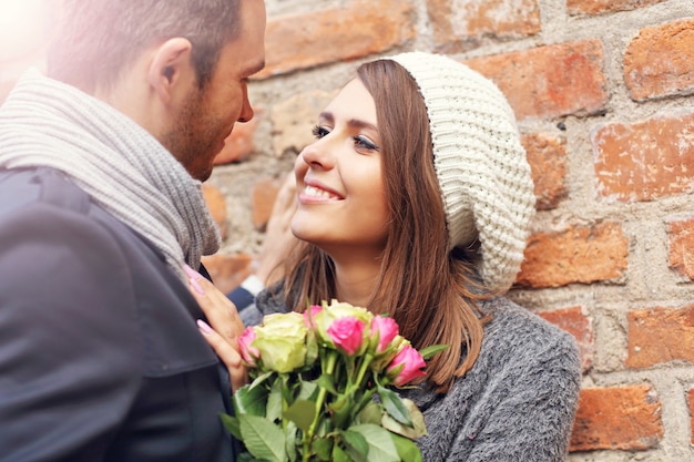 Photo young couple on date in the city