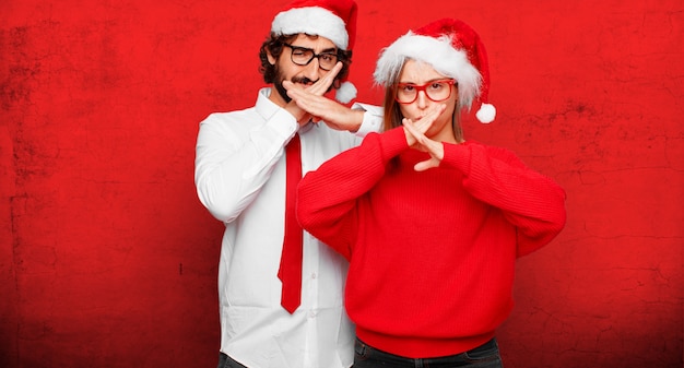 Photo young couple expressing christmas concept. couple and background in different layers