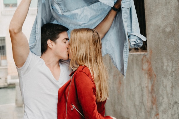 Photo young couple kissing