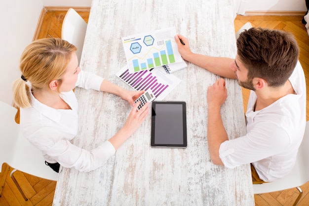 Photo a young couple organizing their financial situation at home.