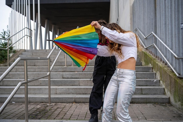 Photo young couple repairing a broken umbrella on the street