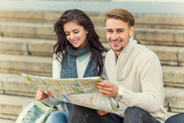 Photo young couple travels