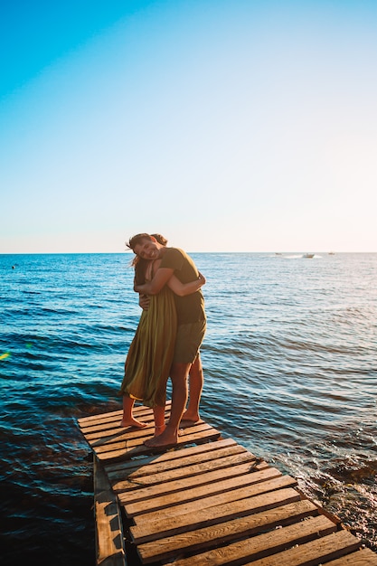 Photo young couple on white beach at summer vacation