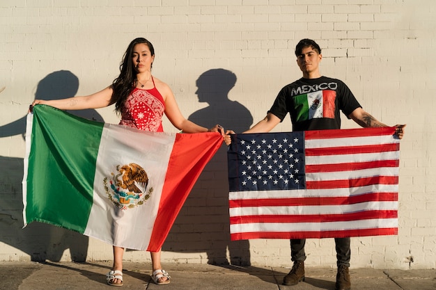 Photo young couple with flags on the street