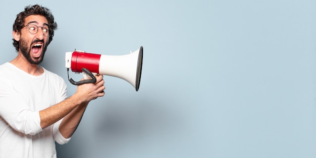 Photo young crazy bearded man with a megaphone