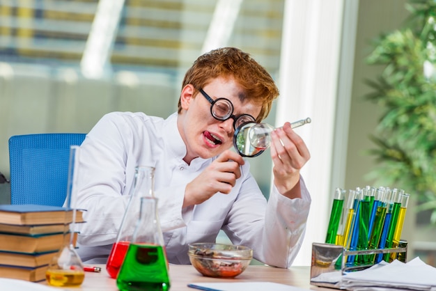 Photo young crazy chemist working in the lab