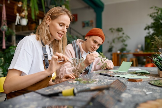 Photo young creative artists studying at craft workshop