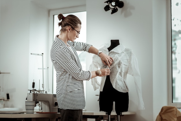 Photo young designer working in his studio