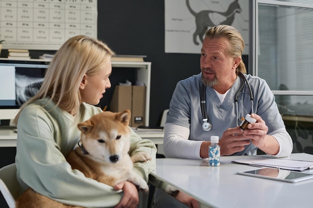 Photo young dog owner receiving medical advice from veterinarian