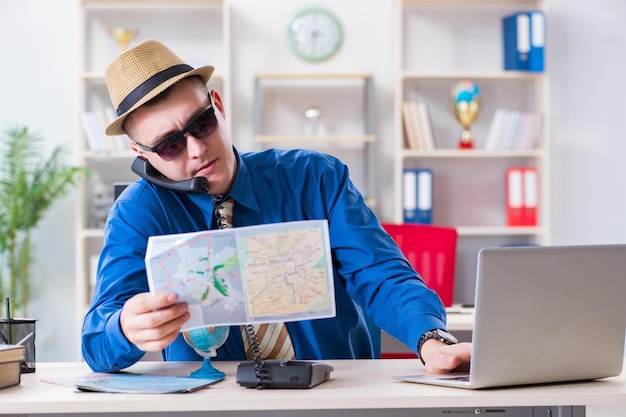 Photo young employee preparing for vacation trip