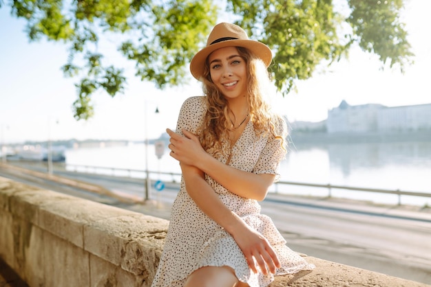 Photo young female tourist enjoys view of city at sunset eurotrip travel tourism lifestyle concept