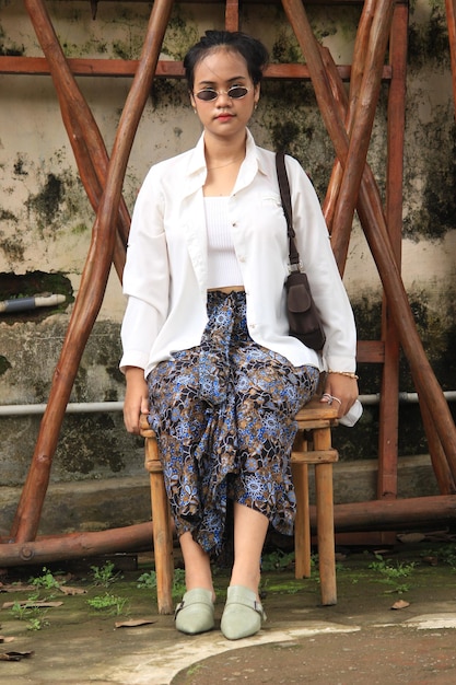 Photo young girl dressed in traditional javanese kebaya dresses taking pictures with smile and fun