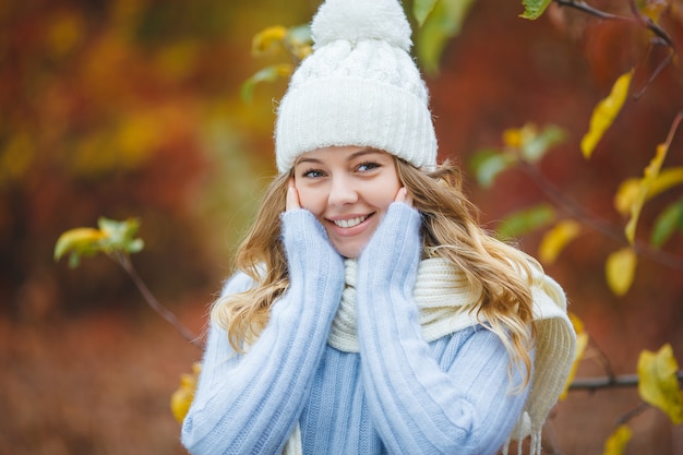 Young girl posing outdoor in autumn