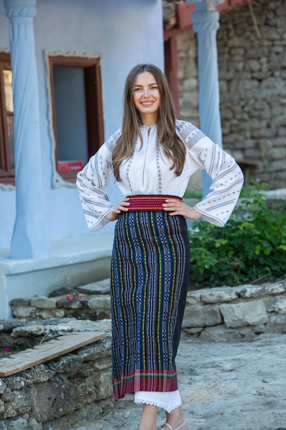 Photo young girl wearing romanian traditional blouse in the country authentic national costume