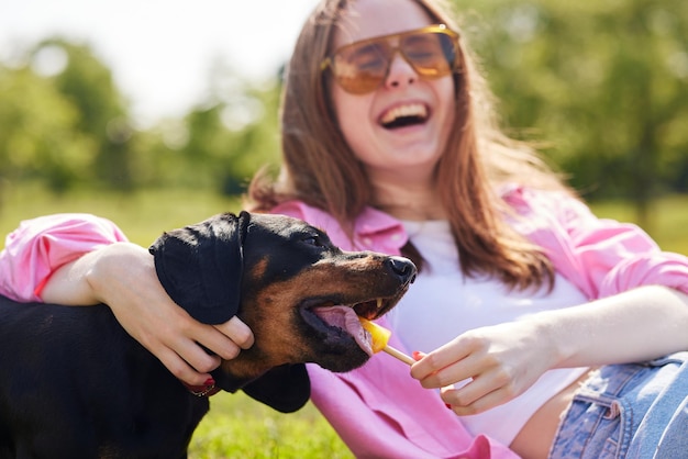 Photo young girl with dachshund dog eating ice cream on a sunny day